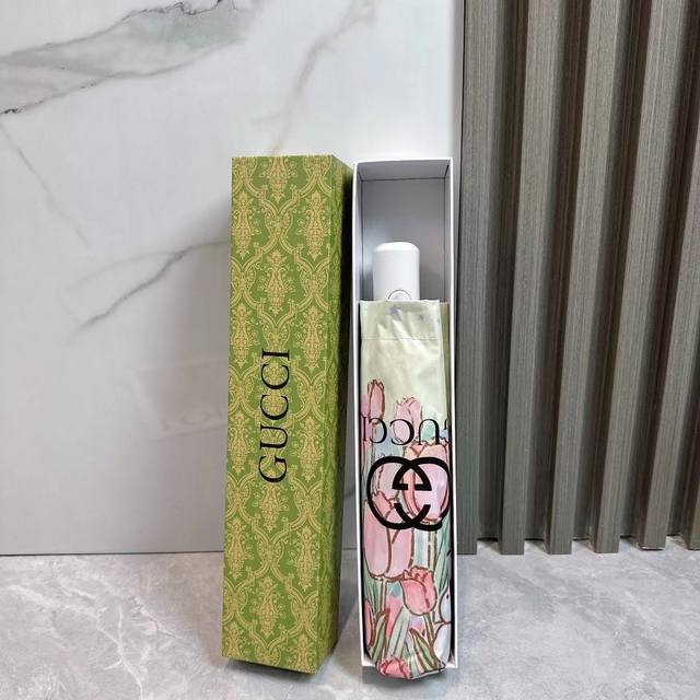 p70 Gucci（古驰 ）夏季新款 折叠晴雨伞 黑色涂层防晒有效阻隔紫外线99%，Upf>50 所以能起到伞下体感降温的效果！ 有效隔热，高效防晒 一把搞定，