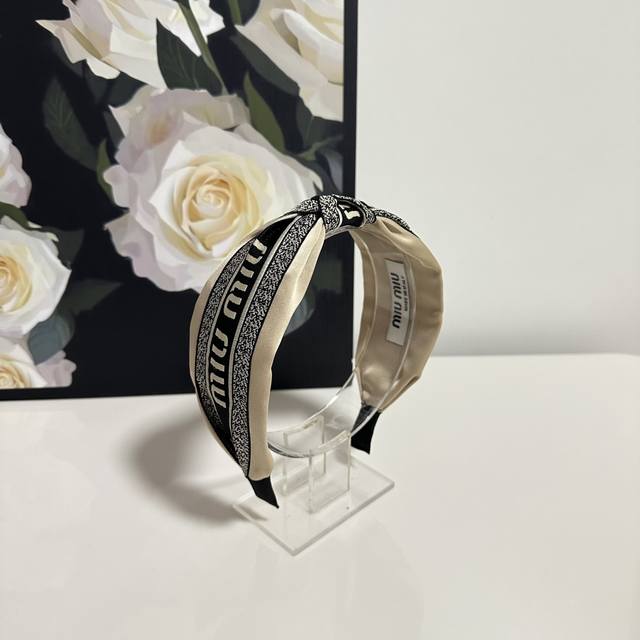特P60 配专柜包装 miumiu（缪缪）最新发箍 小仙女快入手 特殊材质 不嘞头 可盐可甜～