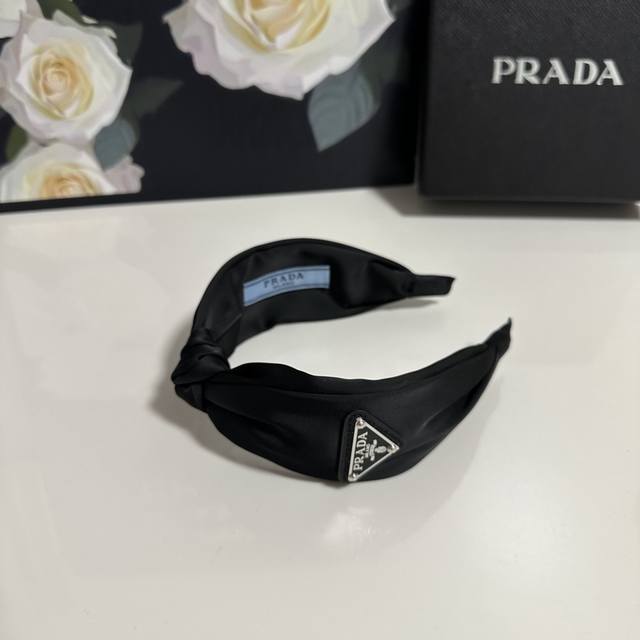 特P60 配专柜包装 prada（普拉达）最新发箍 小仙女快入手 特殊材质 不嘞头 可盐可甜～