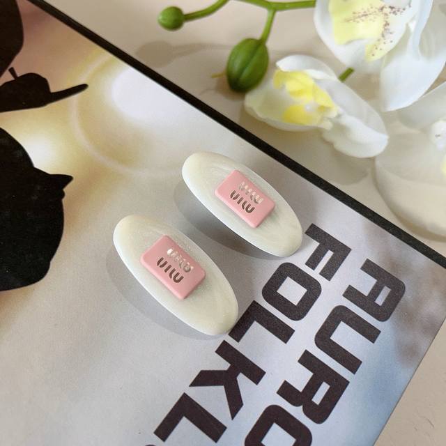 配包装P60 （一对） miumiu（缪缪） 新款网红法式Bb夹、经典字母Logo边夹刘海夹发饰， 高级感日韩幻彩少女简约百搭款！