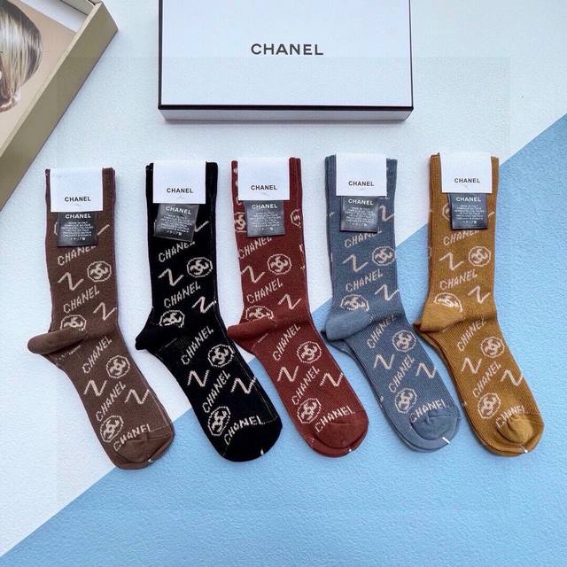 p70 配包装【一盒五双】Chanel · 香奈儿小香家新品高筒双针双路袜子专柜同步长袜，超级经典的C家标志百看不厌纯棉材质，双针双路织造，上脚透气柔软舒适，全
