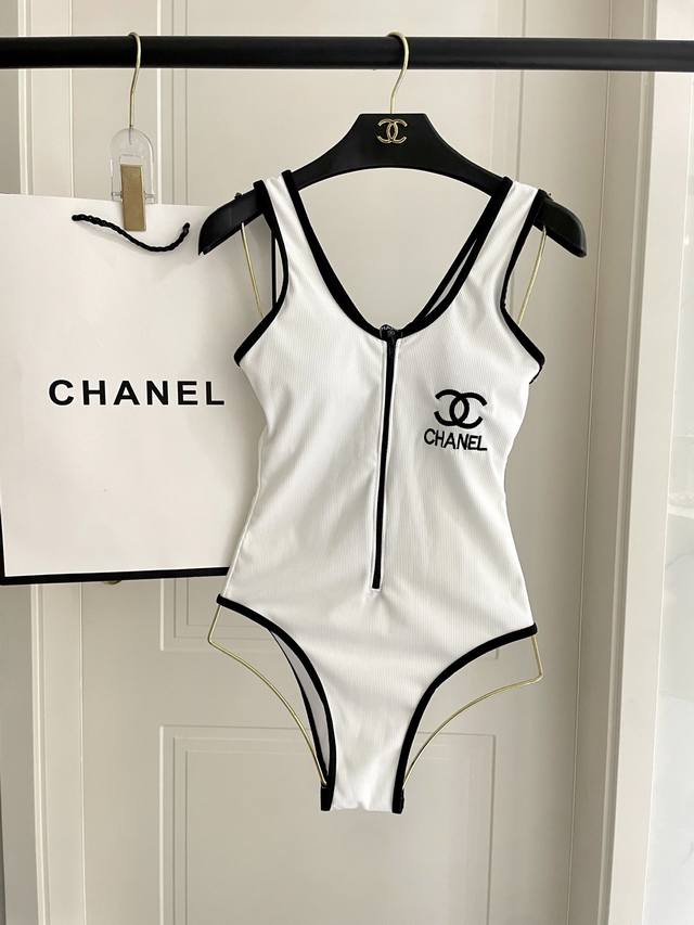 120 Chanel中古连体衣带胸垫 中古系列连体泳衣做泳衣穿可以，搭配裤子穿也，喜欢中古系列的宝必入哦 码数：Smlxl 面料：针织