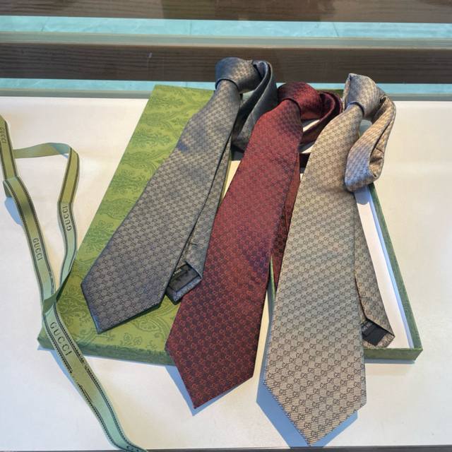 80特 G家专柜新款【Gg标识印花领带】男士领带，稀有采用经典小G Logo提花展现精湛手工与时尚优雅的理想选择，这款领带将标志性完美的结合，以时尚搭配手法演绎