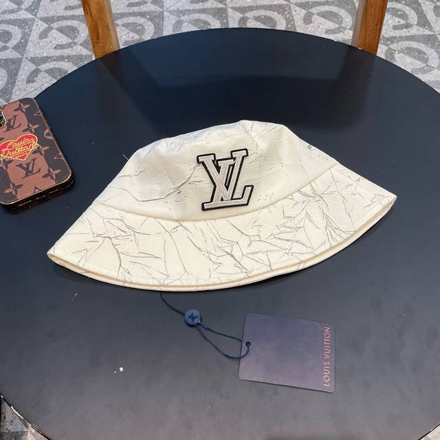 p80 Lv路易威登原单刺绣渔夫帽 专柜热卖款纯棉内里，轻盈透气。完美版型，对格精准无误，原厂品质，独家实物拍摄，男女适用
