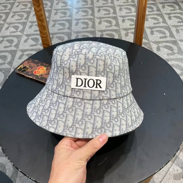 p80 Dior迪奥 官网同步新款发布 D家渔夫帽，整个帽子质感超级好，上头效果很Nice，萝莉御姐都可出众，超级