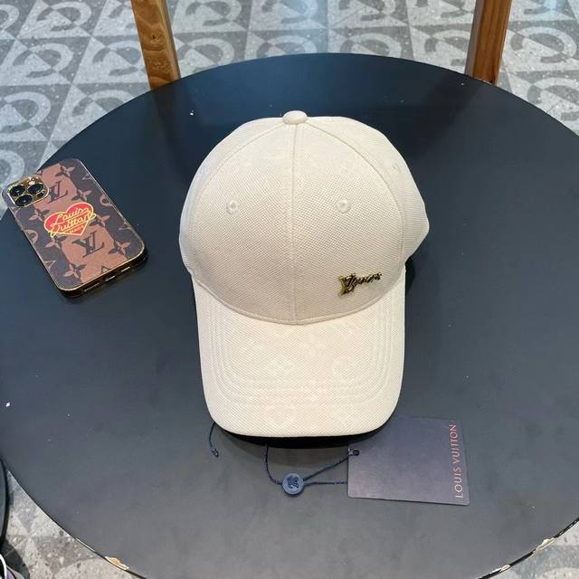 p70 ，Lv(路易威登)新款原单棒球帽，牛皮压花，1:1开模订制，原版牛仔布料，做工细致完美，质量超赞，基础头围56，贴片可调节。