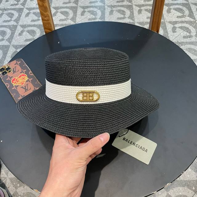 p80 巴黎世家 新款草帽 这个的 可以折起来 不会变形！ 内又松紧带 可随意调节 上头帽型超赞~