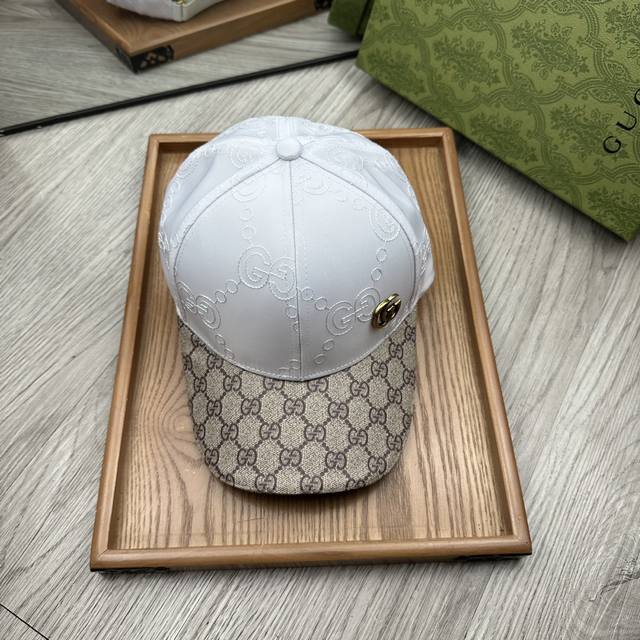 特价￥50 。 G家。拼色金属款鸭舌帽。【配防尘袋】细节决定品质！材质：纯棉！透气性好！春天挡风，夏天防晒必备单品！颜色大气！款式新颖别致好搭配衣服！实用性强，
