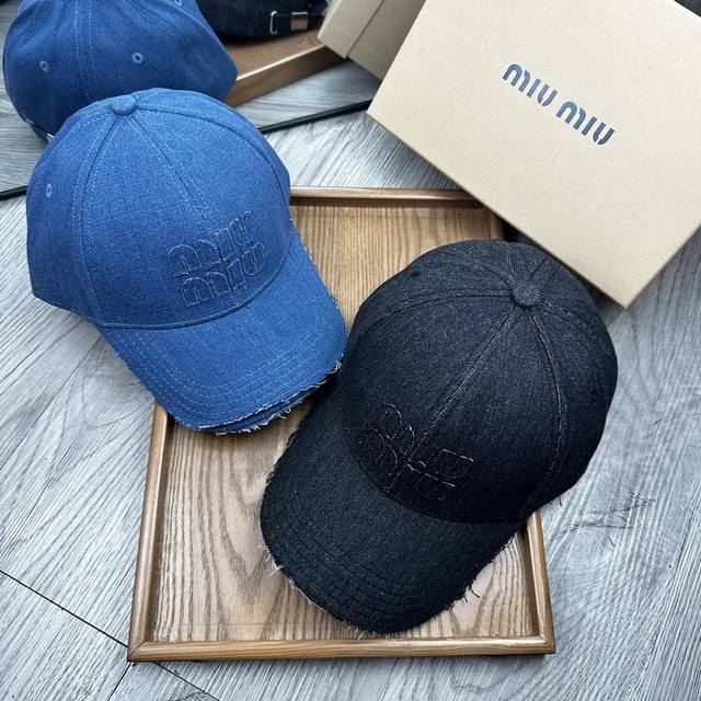 特价￥50。Miu Miu。【配防尘袋】新品棒球帽！材质：纯棉！透气性好！春天挡风，夏天防晒必备单品！颜色大气！款式新颖别致好搭配衣服！实用性强，高端品质！随心