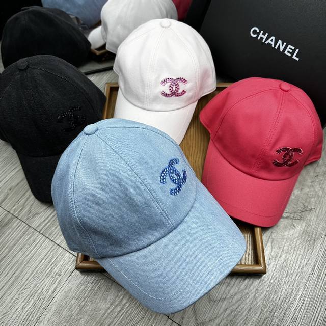 特价￥70。C家。Chanel 2025新品双面鸭舌帽！特别新颖的双面风格碰撞设计！一面延续了Chanel一贯的素雅简约的风格，一面大胆采用了简笔山茶花满花的图
