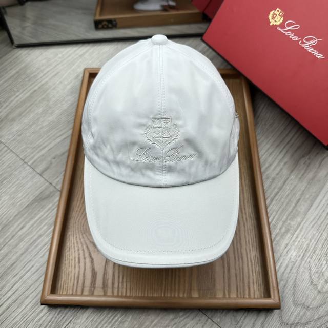 特价￥50。Lp。刺绣标鸭舌帽。【配防尘袋】细节决定品质！原版内里原版标！原版松紧带调节扣！欢迎对比品质Pk！材质：降落伞布透气性好！春天挡风，夏天防晒必备单品