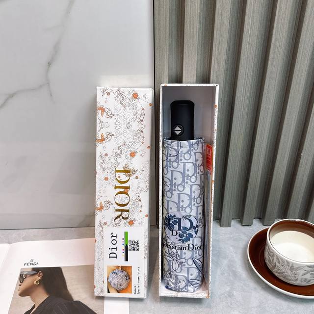 p60 迪奥Dior三折防晒睛雨伞 2570夏季新款 全自动折叠晴雨伞 内里黑色涂层防晒有效阻隔紫外线99%，Upf>50 所以能起到伞下体感降温的效果！ 有效