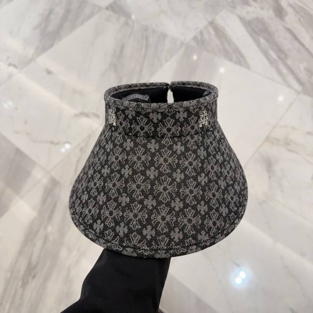 60 克罗心 新款空顶帽简约拼色设计增加休闲感搭配精致金属Logo 整体简约摩登且大方上头搭配有型有范又时髦基础版型却带有独特少见自带的高级气场时髦精炸街必备款