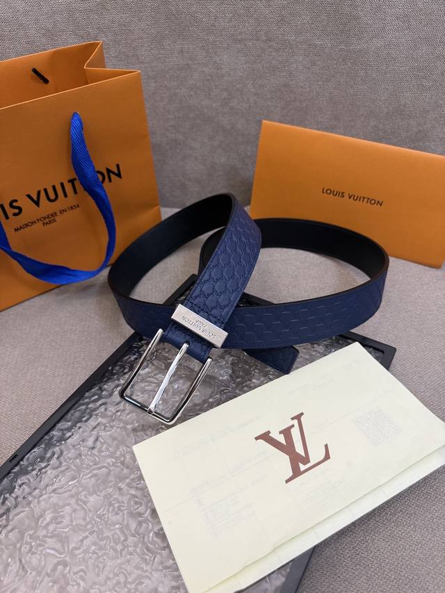 特P200 新款 Lv 腰带出自 2025新款压字母Monogram 花卉，展现西部牛仔的灵感启发。双重缝线穿梭于皮革内外两侧，成就多种造型可能，宽度 3.5C