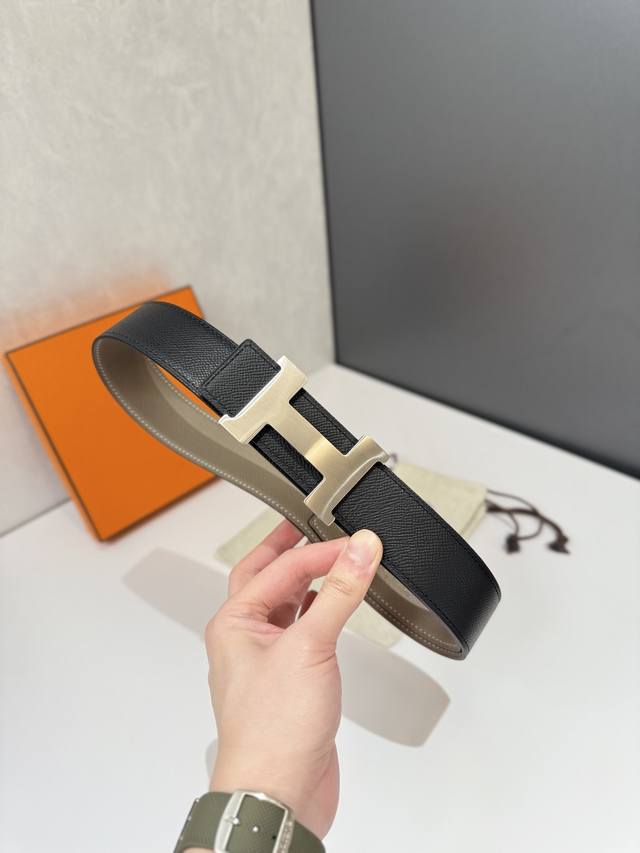 特P210 爱马仕（HermèS）男款腰带以其精湛的工艺、高品质的材料和经典的设计而备受推崇，是男士时尚配饰中的顶级选择。最具标志性的设计是带有“H”标志的扣头