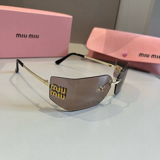 100￥ Miumiu女孩新色来啦～ 想焊在脸上的墨镜 硬货不怕迟到～历经几个月Zp开模打造 任何细节完美复刻，官网无色差对比