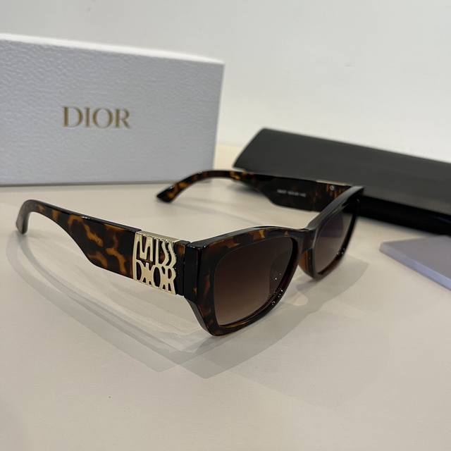 100￥ dior迪奥 女款太阳墨镜，立体感十足. 高清镜片.新颖.质感超好 百搭.简洁.