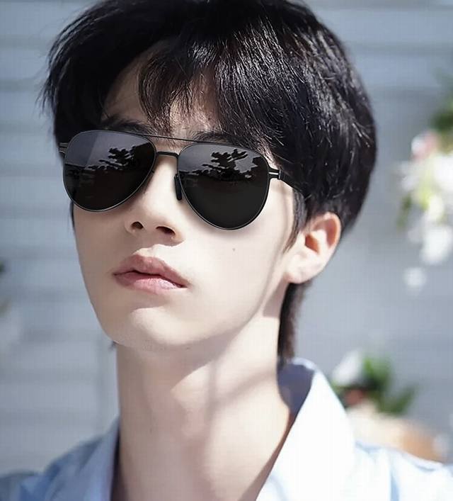 p120Lv 2025新款男女情侣款太阳镜多边形墨镜Ip电镀永不褪色 超轻超有弹性整幅眼镜无螺丝重要的是压不坏 高清尼龙镜片、精湛的工艺 原版材料 休闲大气不挑