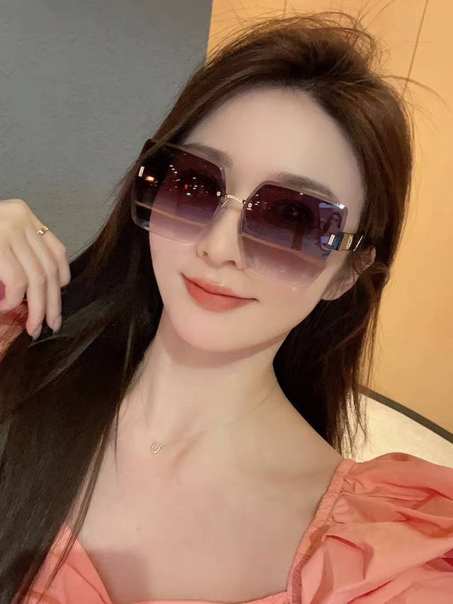 p80 Dior 2025新款女士方框太阳眼镜 开车墨镜 新款金属无框太阳镜 时尚大方 舒适轻盈 精致奢华 超轻 型号：Cd2680