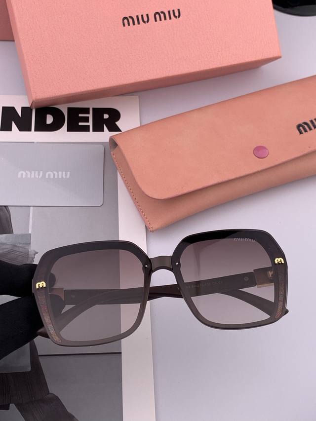 p80 Miumiu/缪缪2025开春新款闪耀新款璀璨登台 太阳镜潮品 精致个性设计简约时尚 专柜品质值得拥有 绝对潮爆 提升个人品味的时尚单品 型号：M430