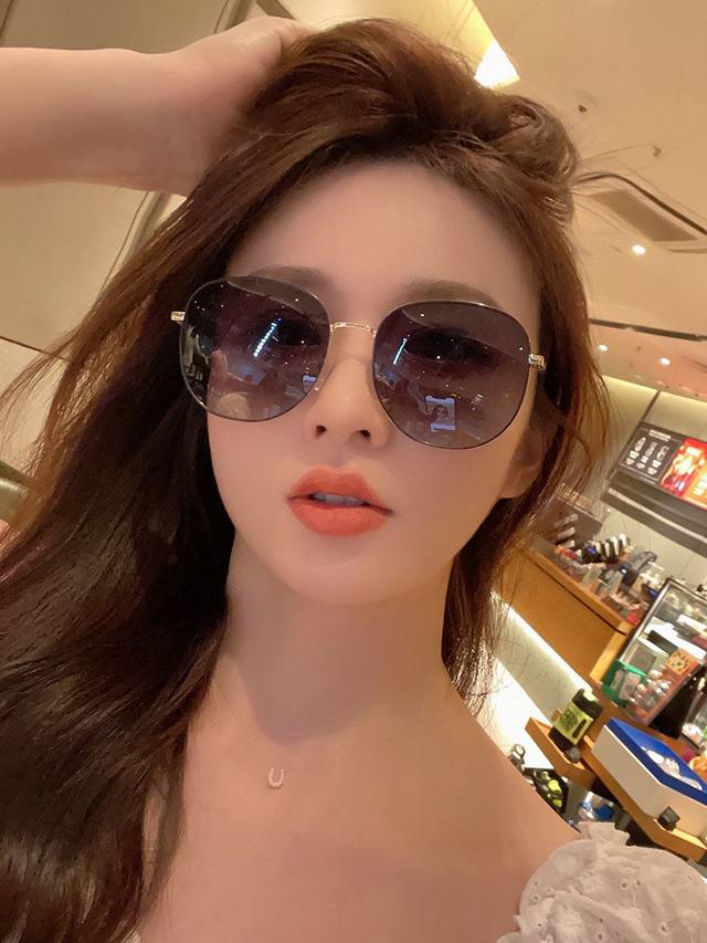 p80【Chanel】香奈儿 潮流爆款 时尚大框太阳镜 佩戴舒适 网红潮款墨镜 型号：Ch9819