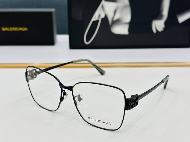 p150 Balenciaga巴黎世家 最新 版型很特别的设计让人一眼爱上 Bb0339O Size: 60口15-140 Xl品质高超