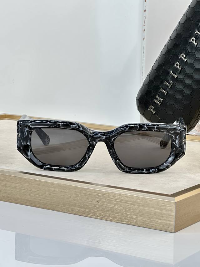 philipp Plein model:Pp 90 利落方形轮廓 勾勒独特个性 精致品牌元素 品牌标识熠熠生辉 彰显奢华格调 质感高级感满满 自带气场 夺目又奢