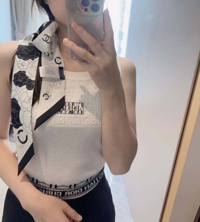70 香奈儿 Twilly小丝巾来了，Chanel 名副其实的小可爱， 人手三条闭眼收，我都不拦着 N久都没有见过这么好看的Twilly 真的是真香本香了，凹造