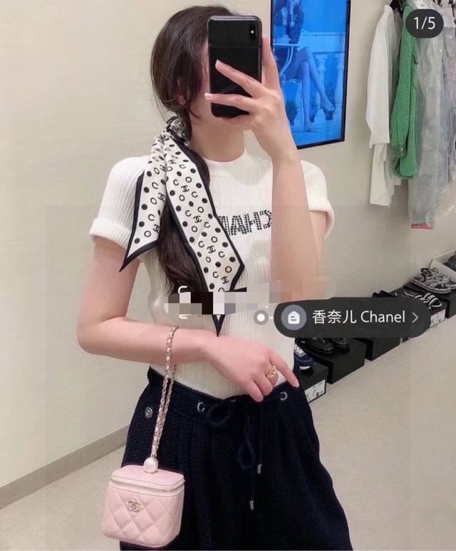 50爆款山茶蝴蝶结发圈，Chanel 真的太懂女生了，暗纹提花的真丝发圈真的超有气质，很有法式气质的一款，重磅暗纹提花真丝面料，怎么用都好看，黑米二色