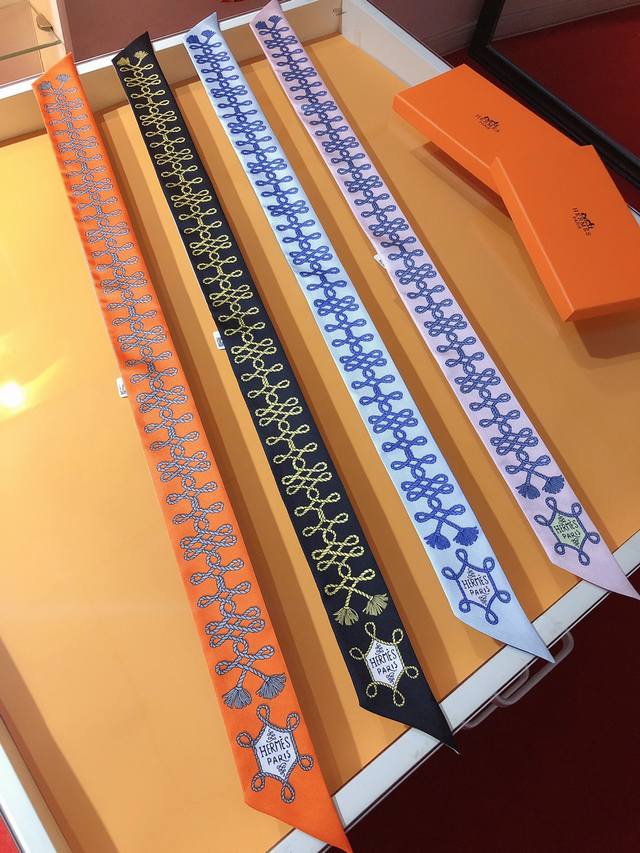 p60Phms2168 爱马仕Twilly【饰绦与勃兰登堡】 顶级斜纹真丝打造 超精细的印花 字迹非常清晰 绝对是送礼自用的首选丝带既可绕于颈间，亦可缠于腕部、
