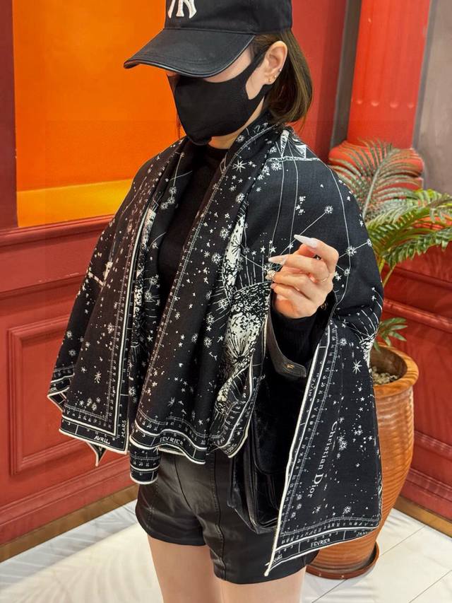 p270上新D家丝巾｛140Cm真丝羊绒｝桑蚕丝+羊绒 现由彼得罗鲁福 (Pietro Ruffo） 设计的Dior Phases Lunaires 图案 印花