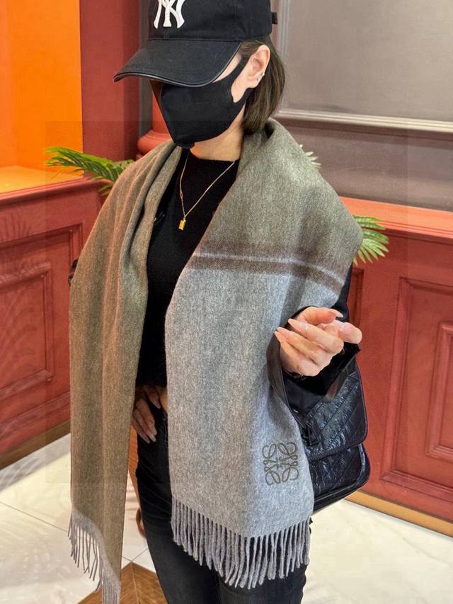 p160 罗意威巴黎时装展商务男士女士通用双面羊绒披肩代工厂臻选上乘的超细羊绒纤维 进行纯手工精梳处理 耗时耗力 再以清泉水浸泡涤荡 使羊绒纤维呈现出独特的蓬松