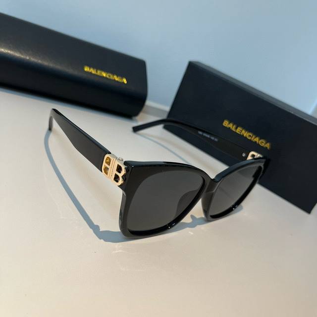 90￥ 巴黎世家 Balenciaga太阳镜方形复古潮流墨镜复古框型与百搭镜片色彩，镜腿装饰金色对称式 Bb标识折叠式饺链兼具美观与功能性，再现品牌 Logo风