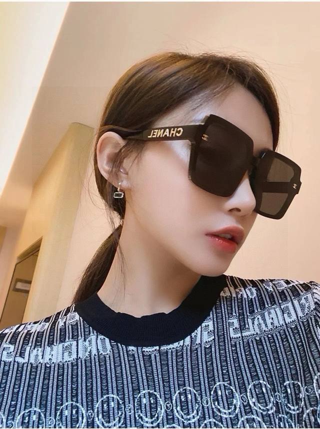 p80 Chanel大框太阳镜墨镜 经典的方框设计，不挑脸型，无论搭配大衣还是连衣裙都非常显气质偏光镜片预防紫外线 型号：Ch1954