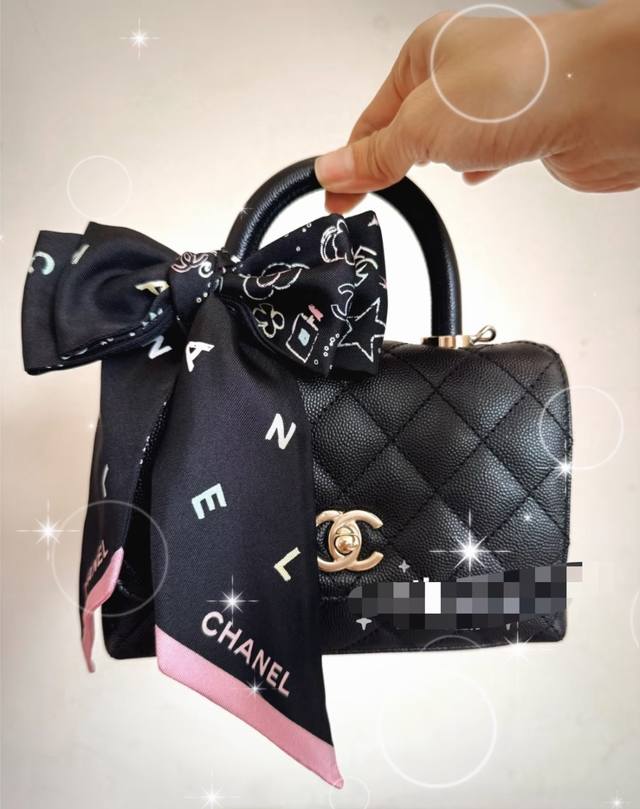 70香奈儿Twilly小丝巾来了，Chanel 卡通字母 名副其实的小可爱， 人手三条闭眼收，我都不拦着 n久都没有见过这么好看的Twilly 真的是真香本香了