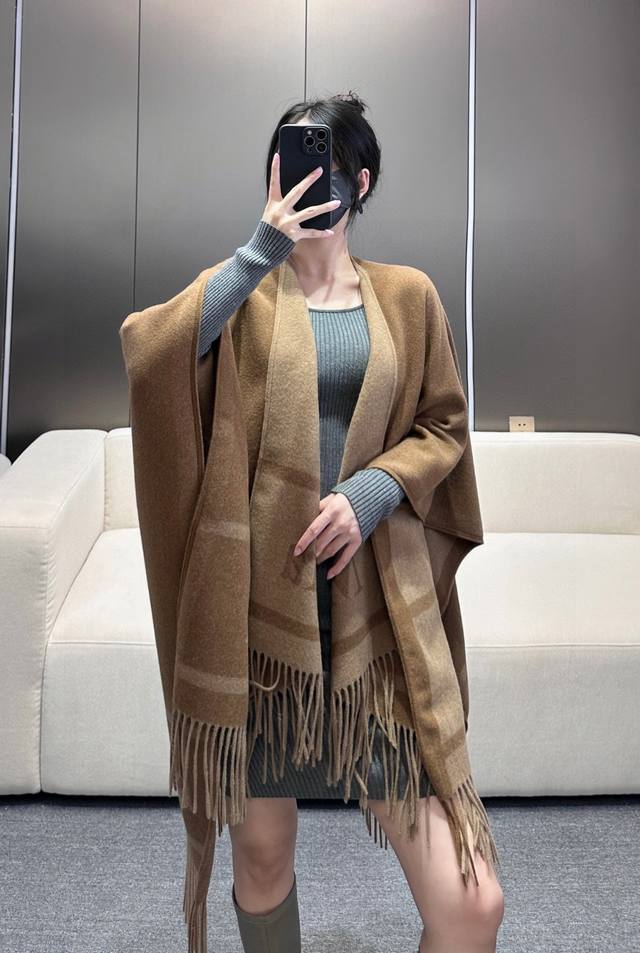 300 双面斗篷 原单品质牛货,气质的没有争议 本年度最In的走秀斗篷 百搭的无敌的那种，贵气自带 面料赞爆了美丽奴初剪羊毛， 作为羊毛界的天花板，温柔有质感