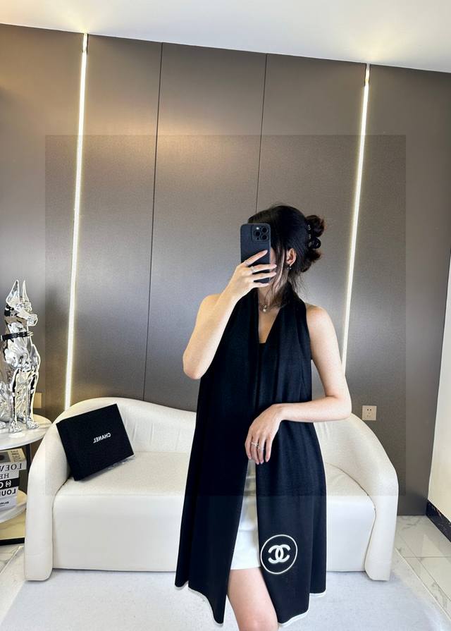 180 Chanel 小香薄款丝绒长巾（吴昕 、古力娜扎同款）衣橱必收纳款这款如同绿水鬼般在专柜不加价是买不到的一款，经典简约黑白双C大Logo精致刺绣 双C应