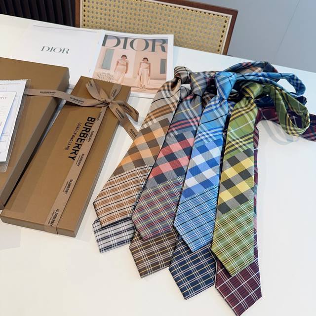 80特 专柜同步领带出货啦Burberry【博柏利领带】，稀有展现精湛手工与时尚优雅的理想选择，这款采用B家最具标志性的Tb字母制成的丝质领带，以同色调手法演绎