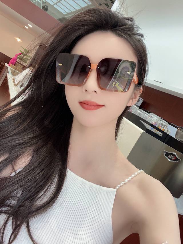 p80 【Dior-迪奥】2025开春新款 潮流爆款 时尚方框偏光太阳镜 高品质 佩戴舒适 网红潮款墨镜 女士高清加厚偏光太阳镜 高品质Tr镜框 型号：Cd03