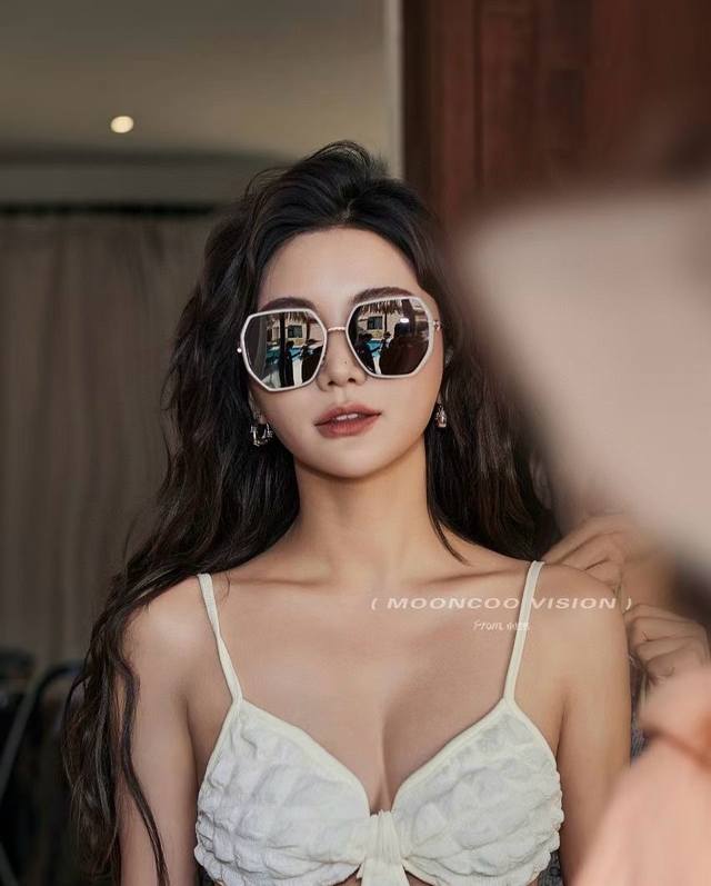 p90 【Dior】2025新款潮流爆款 时尚方框太阳镜 佩戴舒适 网红潮款墨镜 女士高清加厚偏光太阳镜 高品质Tr镜框 型号Cd8635