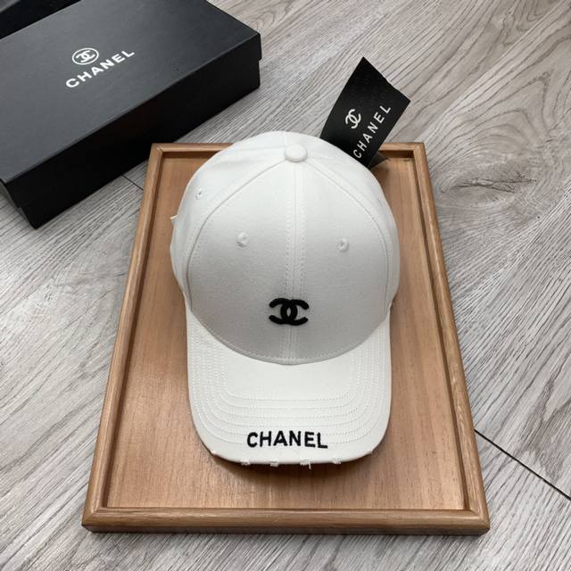 特价￥60。C家。小C刺绣，春季新品棒球帽！材质：纯棉！透气性好！春天挡风，夏天防晒必备单品！颜色大气！款式新颖别致好搭配衣服！实用性强，高端品质！随心搭配～真
