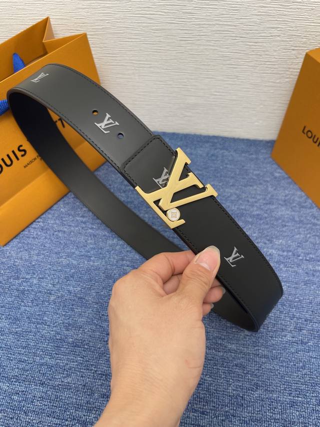 特P200 Lv Dimension 4.0双面腰带将经典格调引入新颖尺幅设计。皮革压印 Lv 字母和 Monogram 花卉，与纤秀 Lv 字母搭扣相映成趣，