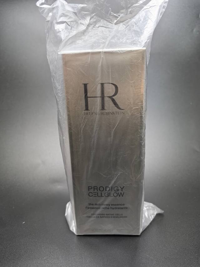 专 赫莲娜高光小露珠精华水200Ml！“水包油”质地，这个外观看上去就像一颗颗高级的露珠，其实是采用了专利露珠微囊科技，达到96：4的精妙水油配比。让它不仅拥有