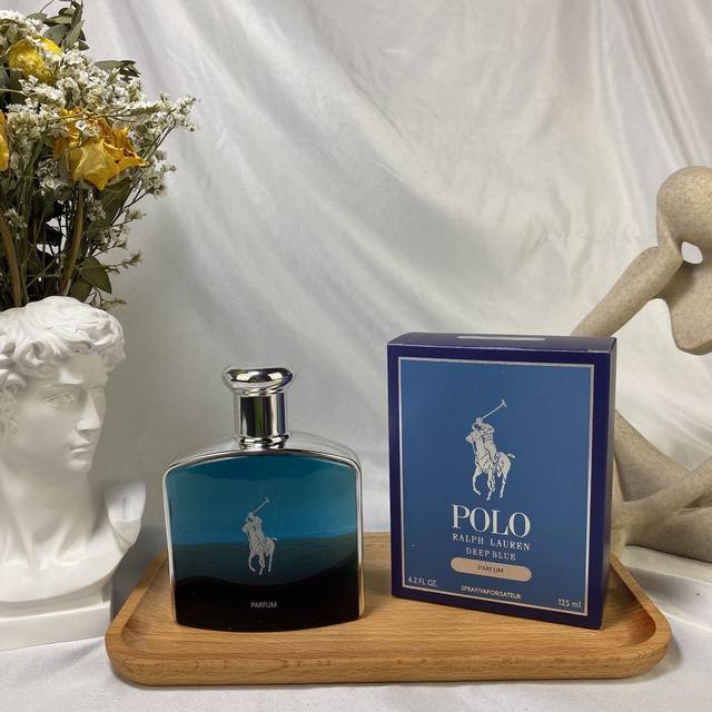 高端品质 Ralph Lauren 拉夫劳伦保罗深蓝色渐变马球男士香水125Ml 如海浪般清新柑橘和夏威夷青芒果开启这支振奋香水，带来瞬间劲道清新质感；柏树芳香