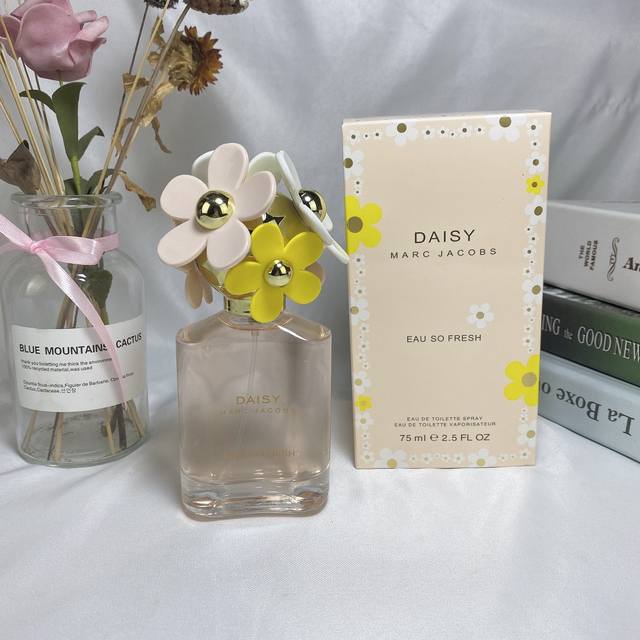 高端品质 马克雅克布Daisy粉色清甜小雏菊花语女士淡香水75Ml 香调：清甜花果香 前味：覆盆莓、红葡萄柚、青翠绿叶、洋梨 中味：紫萝兰、野生玫瑰、苹果花、荔