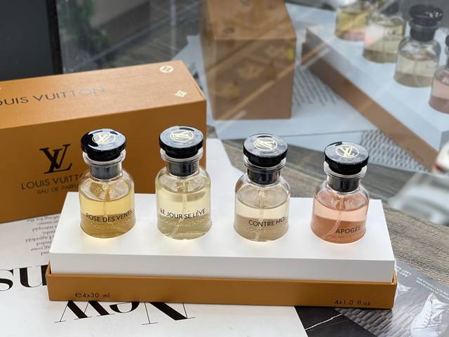 原单品质 Lv香水四件套中样 黄盒、Lv路易威登香水4件套*30Ml套装包含1Rose Des Vents 风中玫瑰 流露清新气息2ApogéE 巅峰 散发天然