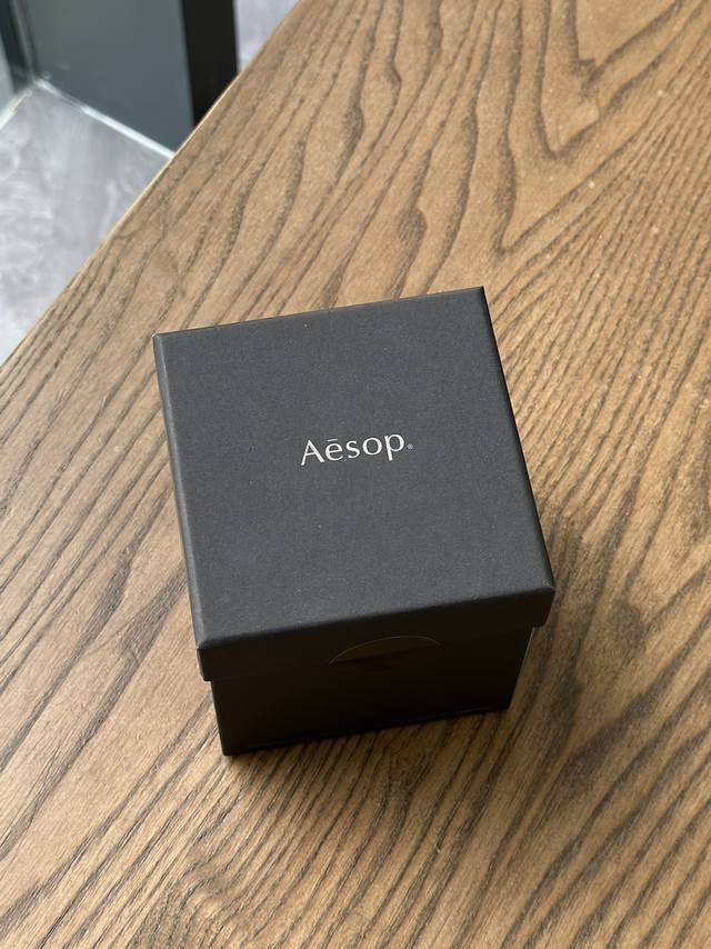 打起 伊索香薰蜡烛300G！Aesop一个以香味独树一帜的天然护肤品牌，继推出香水，香氛喷雾，精油后终于出香薰蜡烛了。去年10月5号正式售卖。这次Aesop 的