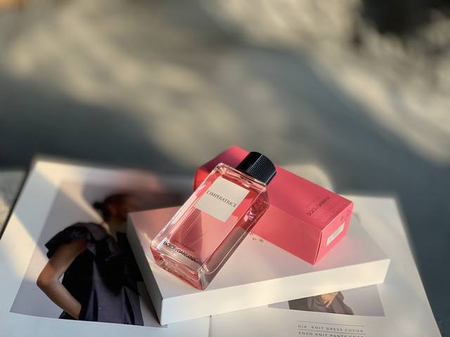 高端品质 新款杜嘉班纳塔罗牌皇后香水100Ml，粉色Dg杜嘉班纳塔罗牌女士性，花果香调，香味很有层次感，用腻了烂大街的街香的美眉严重推荐使用。 Dg杜加班呐拿杜