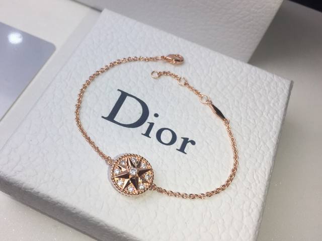 Dior 满钻罗盘手链Victoire De Castellane以风玫瑰造型重新演绎Dior先生的幸运星-八芒星被交缠的稻穗环绕的饰牌，在链条上左摇右晃，双面