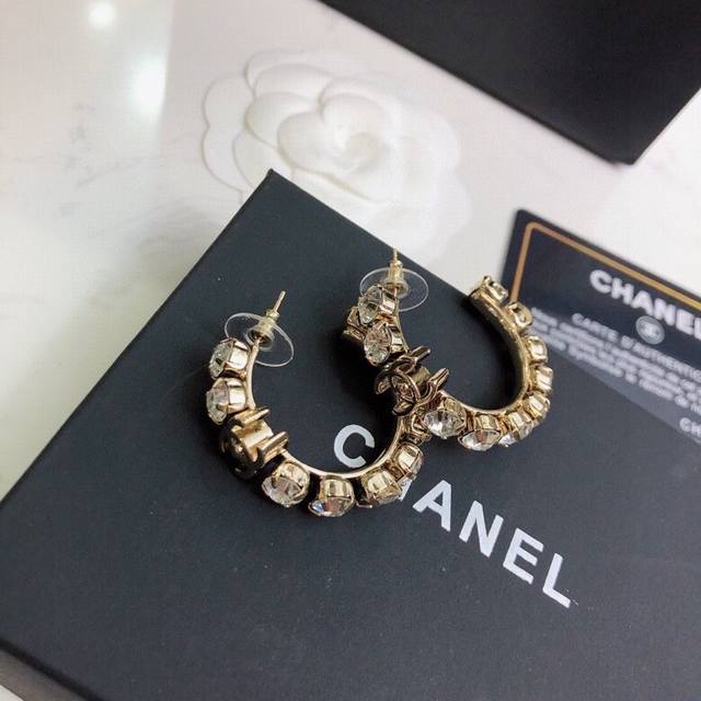大号 小号 小香 Chanel 代购级别走秀满钻 耳钉奢侈名媛范 圆圈 耳钉耳环 非常修饰脸型 实物美得不行了 再加上Bulingbuling设计 赞爆了原版黄